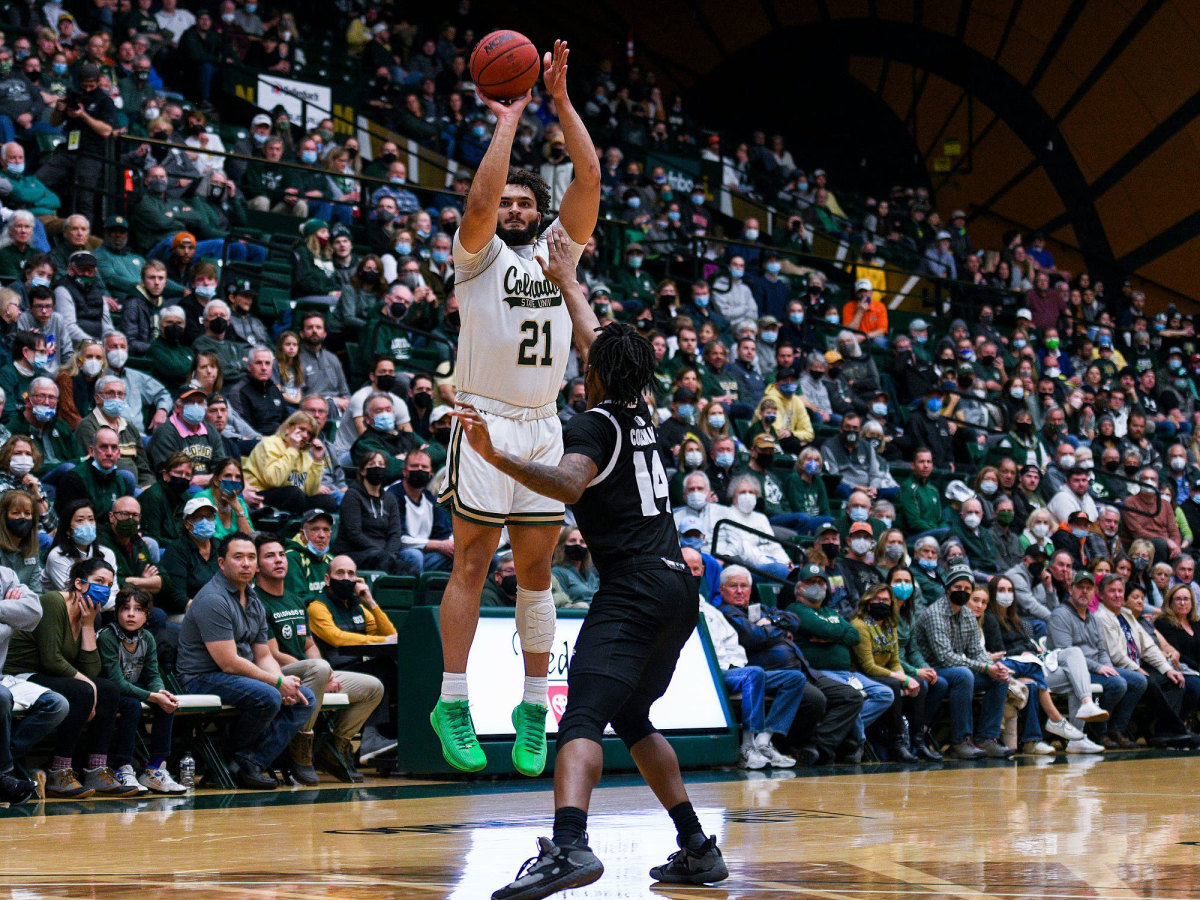 David Roddy shoots a three-pointer